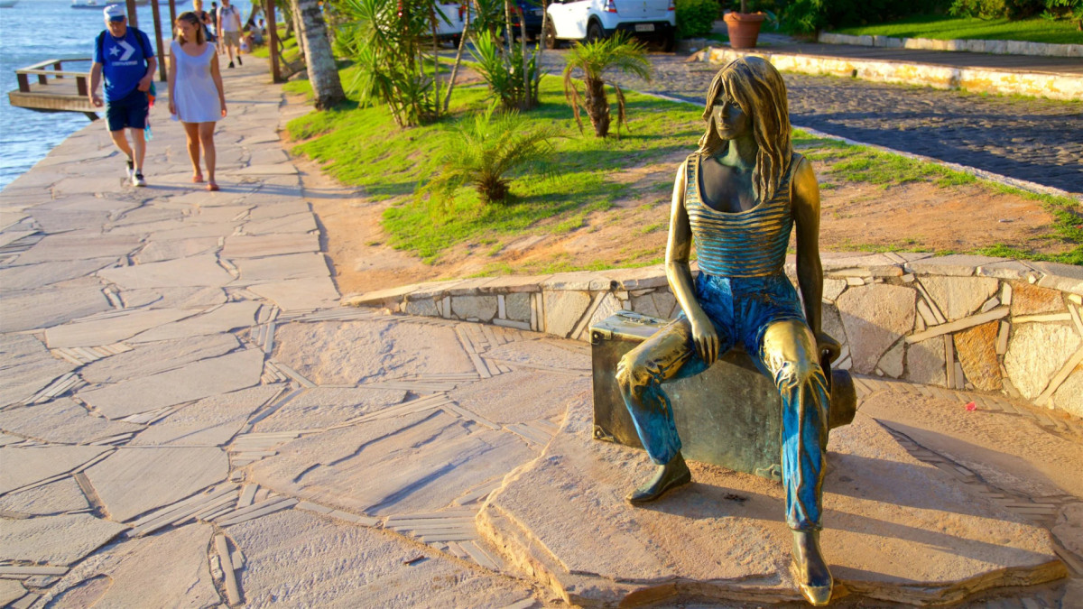 Estátua de Brigitte Bardot é ponto turístico em Búzios; atriz esteve no Rio de Janeiro em 1964