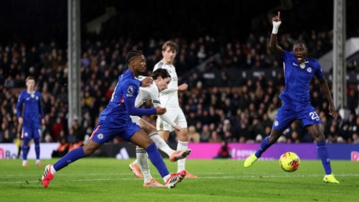 Cucurella é expulso no primeiro tempo, e Blues seguem sem vencer há cinco jogos na Premier League. Cottagers engatam na disputa