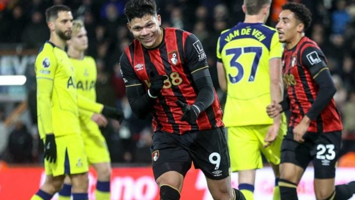 Brasileiro chega a 50 jogos na liga, anota seu quarto gol na temporada e lidera vitória por 3 a 2 que encerra jejum de 12 rodadas