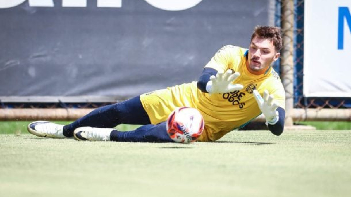 Goleiro teve pouco espaço no ano passado, mas deve iniciar a temporada 2026 à frente do experiente Thiago Volpi
