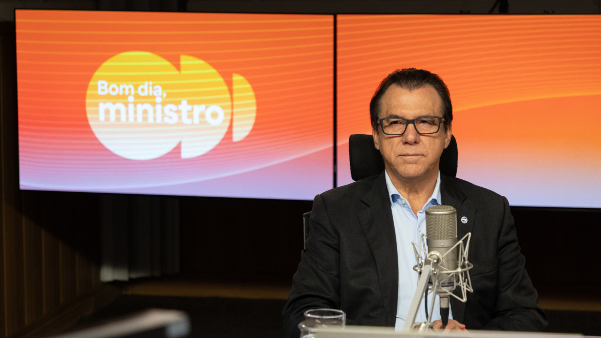 Ministro do Trabalho e Emprego, Luiz Marinho, participou programa Bom dia Ministro na EBC, em Bras&iacute;lia/DF