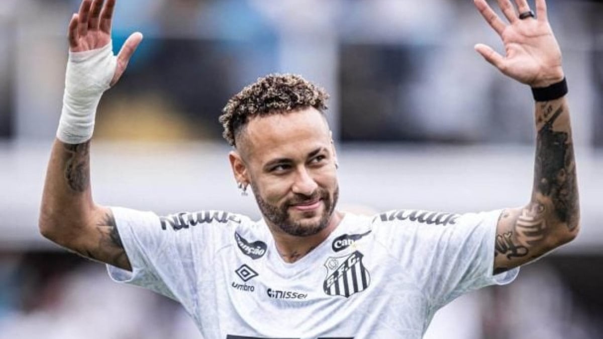 Camisa 10 assinou a renovação com o Santos nessa terça-feira (6) e, de quebra, viralizou após exibir sua frota luxuosa nas redes sociais 