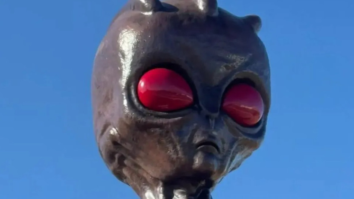 Imagem da estátua do ET de Varginha, em Minas Gerais