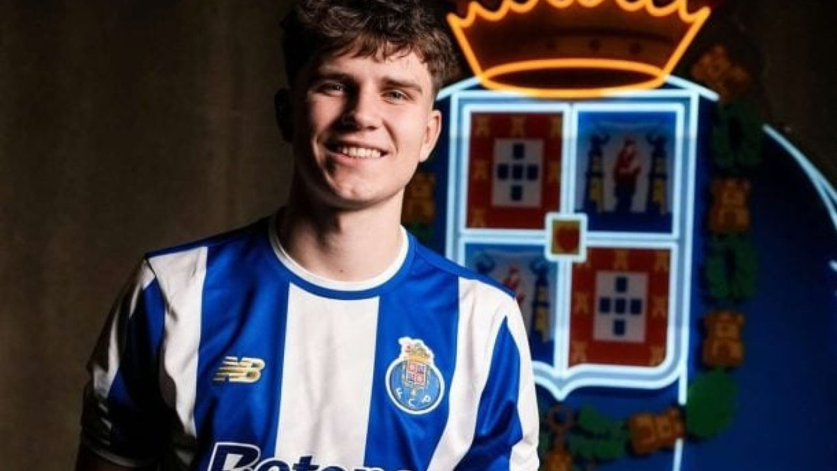 Atacante polonês Oskar Pietuszewski, de apenas 17 anos, é considerado uma das maiores revelações de seu país dos últimos anos