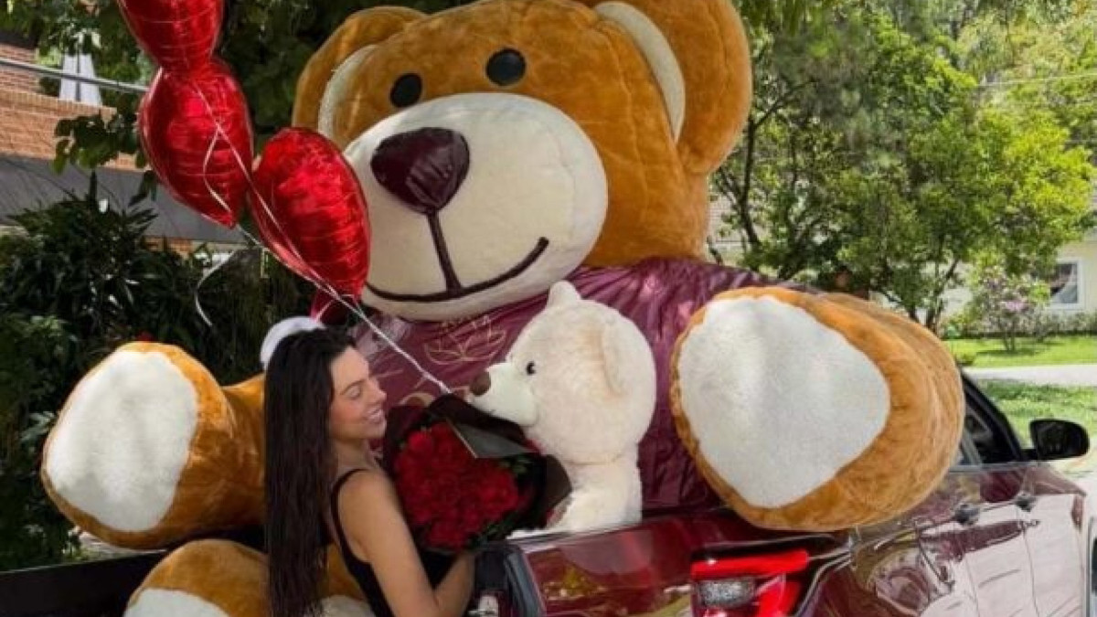 Influenciadora Pétala Barreiros e jogador do Timão oficializam relacionamento há pouco tempo, com direito a homenagem para a amada