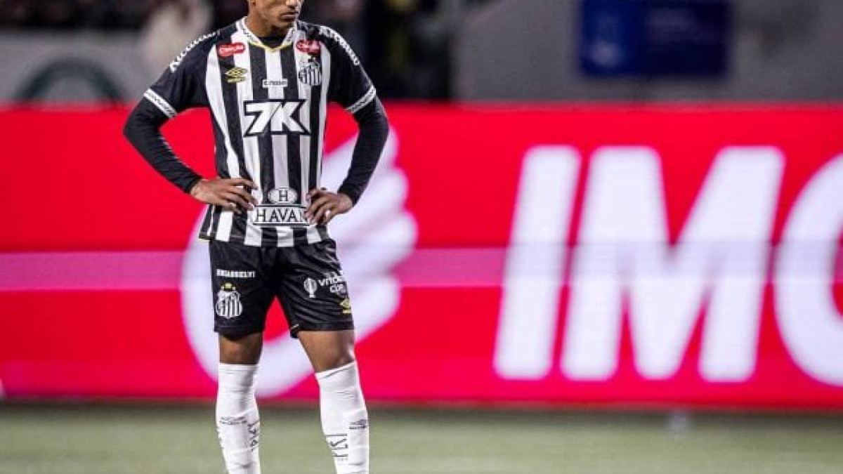 Clube londrino está disposto a aumentar oferta inicial para contar com o lateral do Peixe de forma imediata 