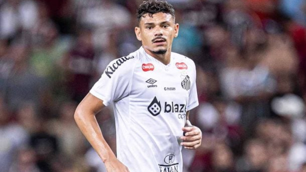 Centroavante perdeu espaço na reta final de 2025, mas é visto como útil pelo técnico Vojvoda