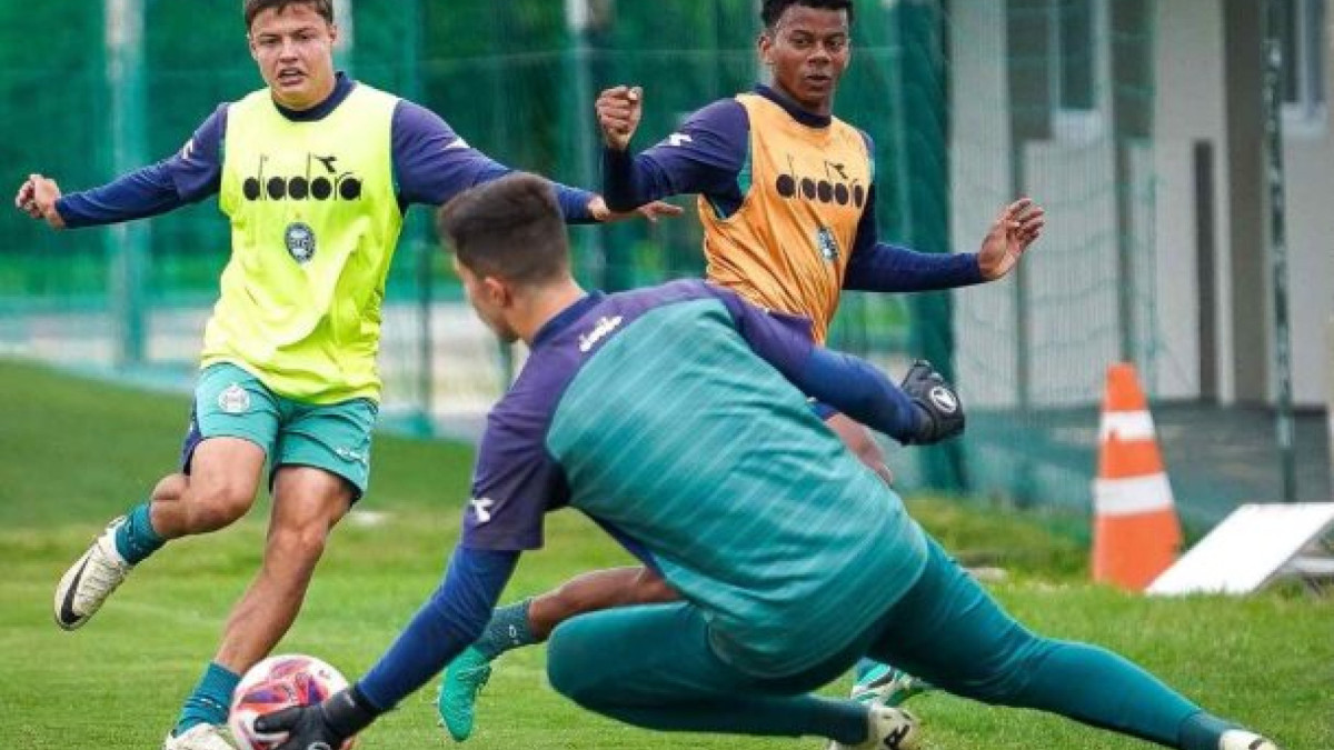Coxa estreia no Paranaense com equipe alternativa em ano marcado pelo retorno à elite do futebol brasileiro