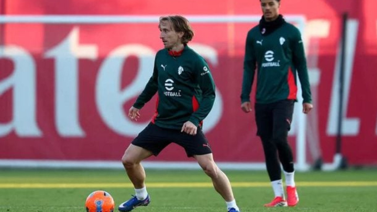 Brigando ponto a ponto com a Inter pelo título, milanistas chegam com grande invencibilidade contra candidato ao rebaixamento