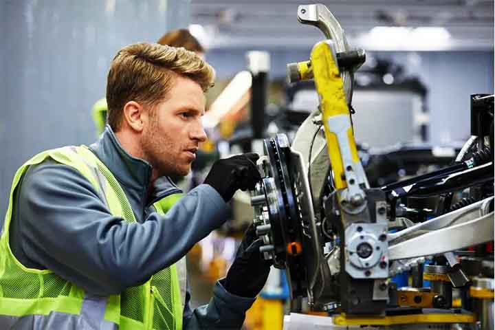 Engenheiros mecânicos e afins – R$ 10.838 – curso de Engenharia Mecânica (5 anos), responsável por projetar e manter máquinas e sistemas. O trabalho exige domínio técnico e inovação.