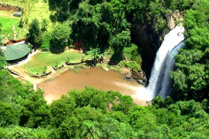 Com uma queda de 38 metros de altura — a maior da região —, o local oferece águas rasas e seguras, ideais para famílias e crianças.