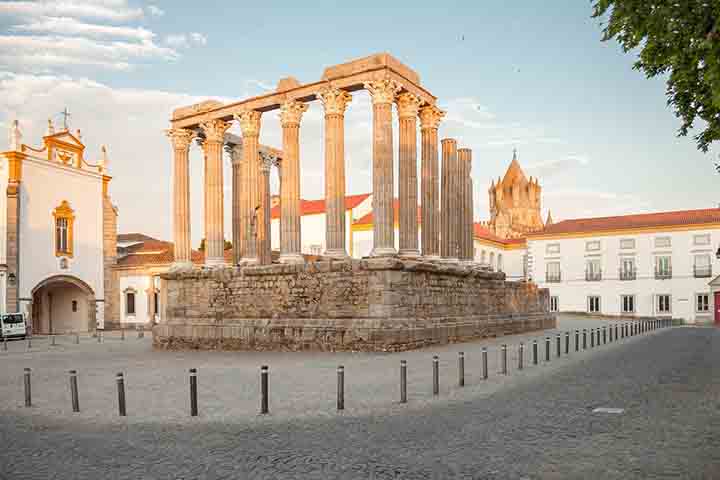 Historicamente, o Alentejo tem profundas raízes culturais. Cidades como Évora, classificada como Patrimônio Mundial da UNESCO, guardam vestígios romanos, medievais e mouriscos. 
