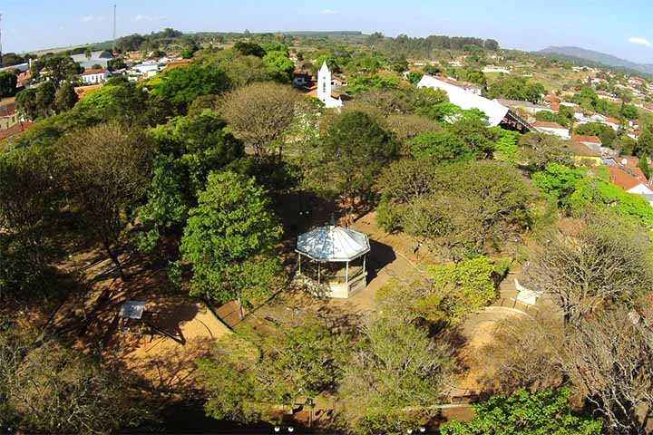 O local é ideal para trilhas e escaladas ou se a finalidade é simplesmente contemplar a vista preservada ao redor.
