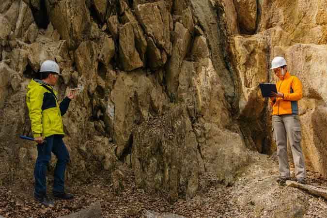 Geólogos, oceanógrafos, geofísicos e afins – R$ 10.642 – graduação em Geologia, Oceanografia ou Geofísica (4 a 5 anos). Profissionais estudam a Terra, mares e recursos naturais.