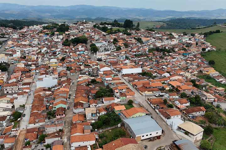 Com pouco mais de cinco mil habitantes, Lagoinha mantém características típicas de cidade do interior, onde as tradições religiosas e as festas populares ainda ocupam um papel central no cotidiano da população.