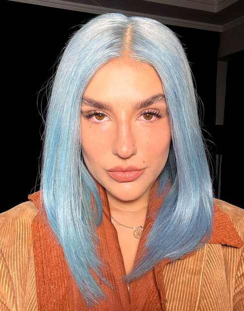 Kéfera é uma atriz e youtuber brasileira, nascida em Curitiba. Ficou conhecida ao postar vídeos no YouTube, através do seu canal 5inco Minutos, sendo um dos primeiros do Brasil a atingir um milhão de inscritos.