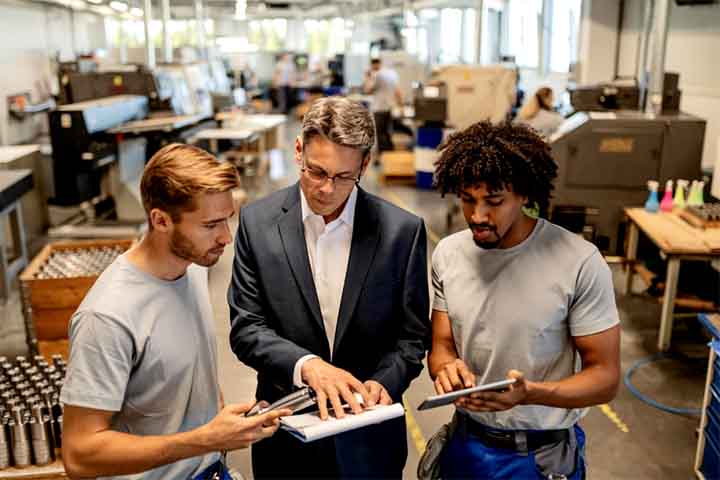 Trabalham em indústrias, logística e consultorias, focando em produtividade e qualidade. A formação versátil abre portas em diferentes setores econômicos.