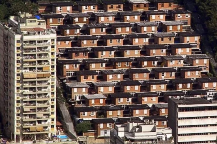 Apesar de sua aparência remeter às construções típicas de uma favela, o condomínio abriga imóveis de alto padrão, alguns avaliados em milhões de reais.