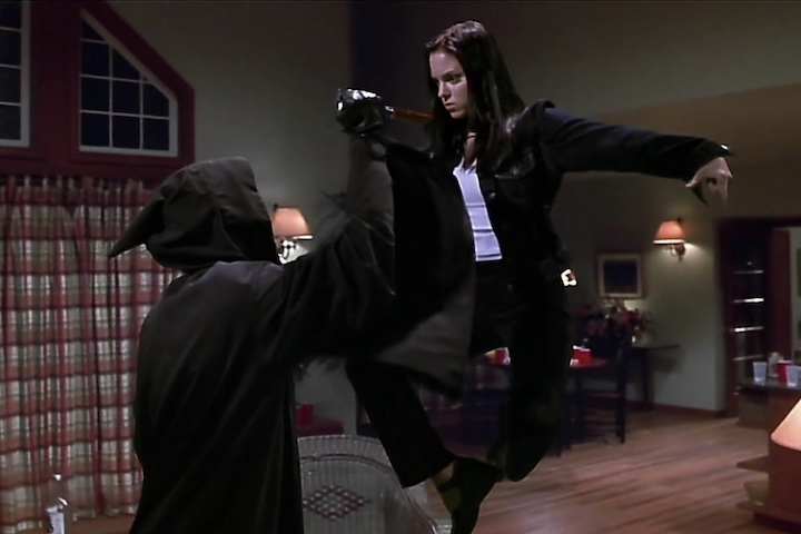 Dirigido por Keenen Ivory Wayans, o longa se destacou pela forma como ridicularizava clichês do gênero e brincava com referências da cultura pop. 