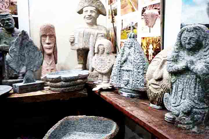 Brejo da Madre de Deus, Pernambuco - Também é conhecida pela cerâmica de barro, especialmente os famosos bonecos de barro que figuram como elementos do folclore pernambucano. A técnica e estilo autênticos desse artesanato têm sido passados de geração em geração, mantendo o legado cultural da região.
