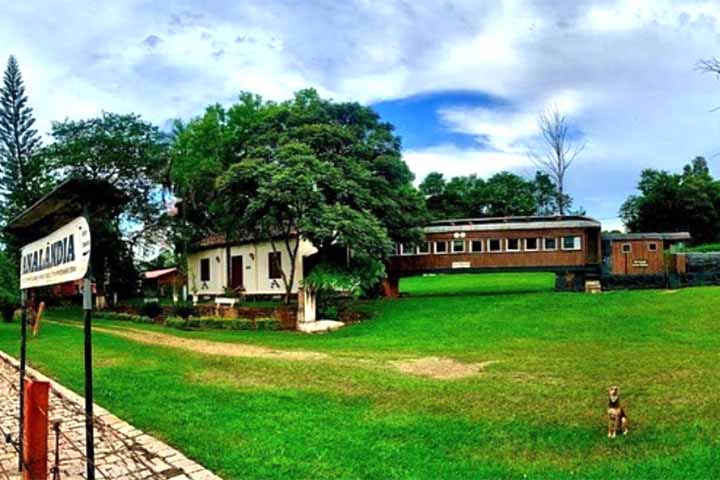 Com pouco mais de 4.500 habitantes, a cidade oferece um ambiente sereno, como quem viaja no tempo para relembrar a São Paulo de antigamente, desprovida de arranha-céus e congestionamentos.

