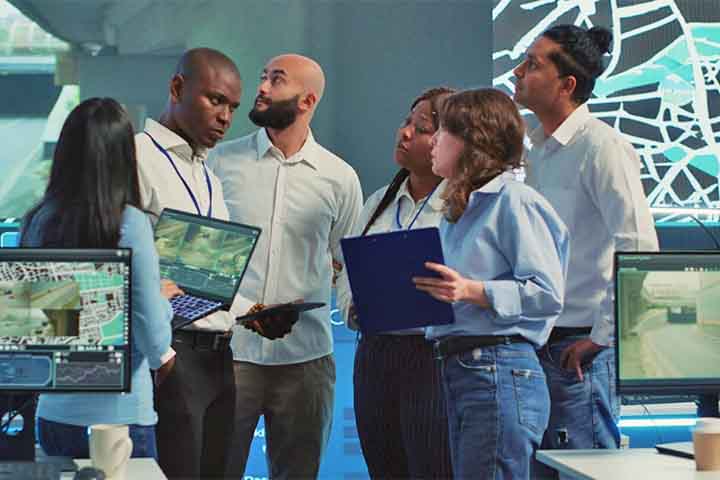 O mercado envolve universidades, centros de pesquisa e empresas privadas. A valorização da inovação tecnológica impulsiona a procura por esse profissional.
