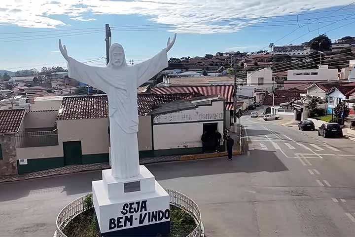 Nos últimos anos, o turismo rural e ecológico vem ganhando espaço, impulsionado por atrativos naturais como cachoeiras, trilhas e paisagens serranas. 