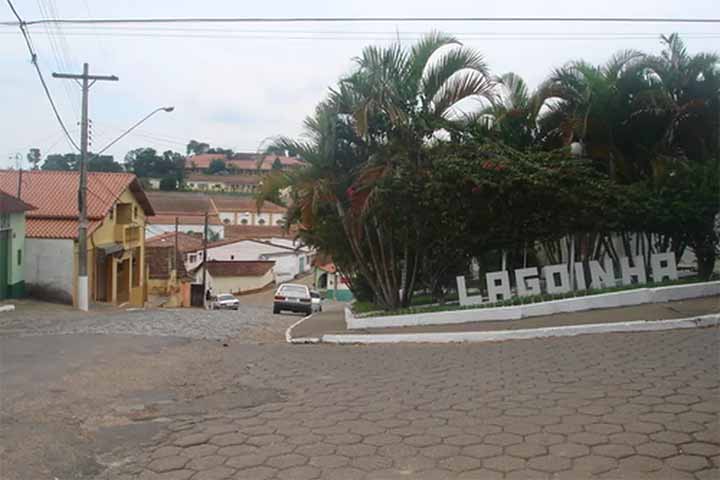 Situada a cerca de 190 km da capital, a cidade faz parte da sub-região de Taubaté. 