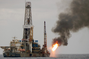 Vista do navio de perfuração Deepwater Navigator NS-23, operando para a Petrobras, estatal petrolífera brasileira, tirada em 7 de dezembro de 2015 na bacia marinha do Espírito Santo, na costa do estado do Espírito Santo, Brasil. FOTO AFP/VITORIA VELEZ (Foto de VITORIA VELEZ / AFP)

TO GO WITH AFP STORY BY VITORIA VELEZ
View of the Deepwater Navigator NS-23 drilling ship working for Brazilian state-owned oil company Petrobras, taken on December 7, 2015 at the Espirito Santo marine basin, offshore the state of Espirito Santo, Brazil.    AFP PHOTO/VITORIA VELEZ (Photo by VITORIA VELEZ / AFP)