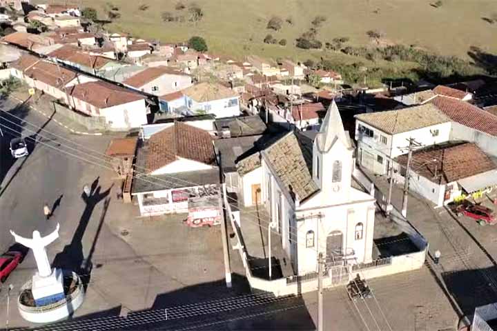 Em 1863, famílias conhecidas como “Antocas” doaram terras para a construção de uma capela dedicada a Nossa Senhora da Conceição, em torno da qual se formou o povoado.