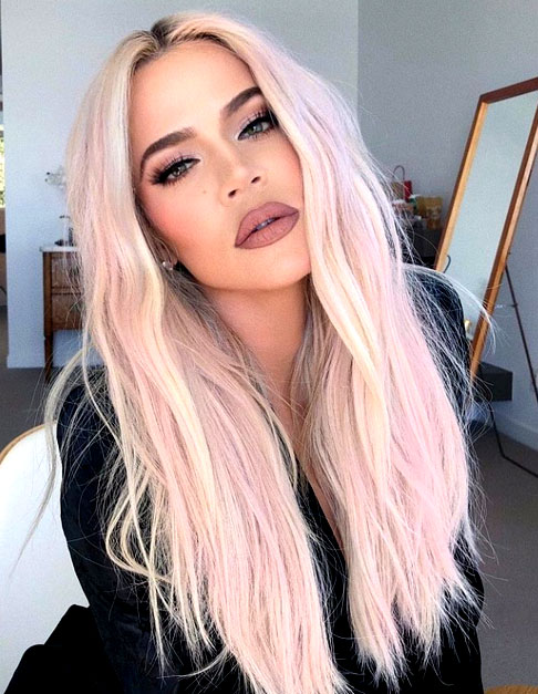 Khloé Kardashian é uma empresária, modelo, influencer e socialite estadunidense, famosa por suas aparições nos programas Keeping Up with the Kardashians que mostra o dia a dia da família.