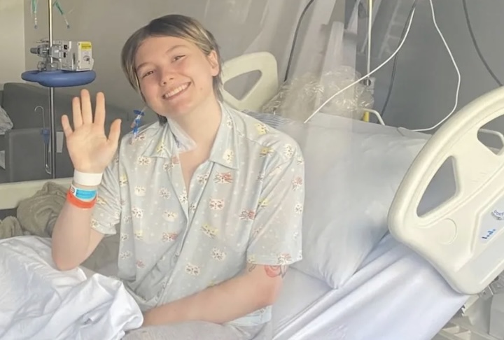 Devido à gravidade, ela precisou ser intubada e encaminhada à Unidade de Terapia Intensiva (UTI). Depois, ela saiu do tubo, mas sempre com cuidados intensivos. 