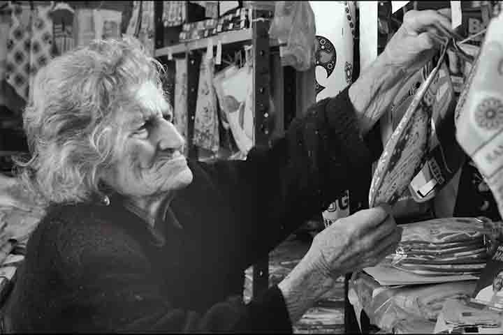 A filmagem, com estética em preto e branco, foi realizada em Marvão, vila da região alentejana, onde a paisagem rural e o ritmo lento da vida local servem de pano de fundo para as histórias. 
