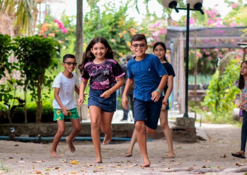 Primos Artur e Isabela disputam corrida durante col&ocirc;nia de f&eacute;rias no bairro Passar&eacute;