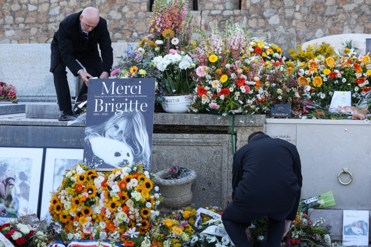 Admiradores depositam uma coroa de flores no t&uacute;mulo de Brigitte Bardot, em Saint Tropez, Fran&ccedil;a