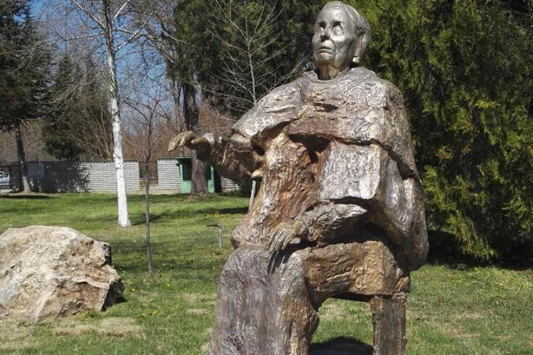 Est&aacute;tua em homenagem &agrave; vidente Baba Vanga em Rupite, na Bulg&aacute;ria