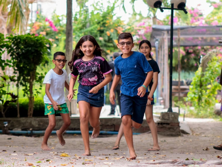 Primos Artur e Isabela disputam corrida durante col&ocirc;nia de f&eacute;rias no bairro Passar&eacute;
