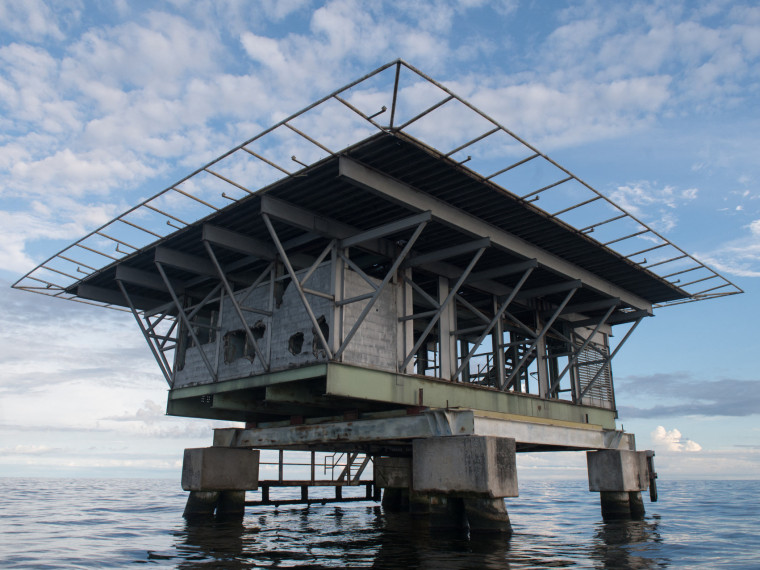 Vista de uma plataforma de petr&oacute;leo sobre o sul do lago Maracaibo, ao largo da costa venezuelana 