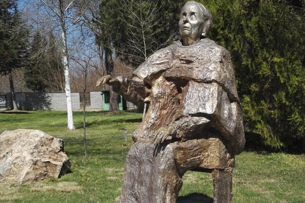 Est&aacute;tua em homenagem &agrave; vidente Baba Vanga em Rupite, na Bulg&aacute;ria(Foto: Reprodu&ccedil;&atilde;o / TripAdvisor )