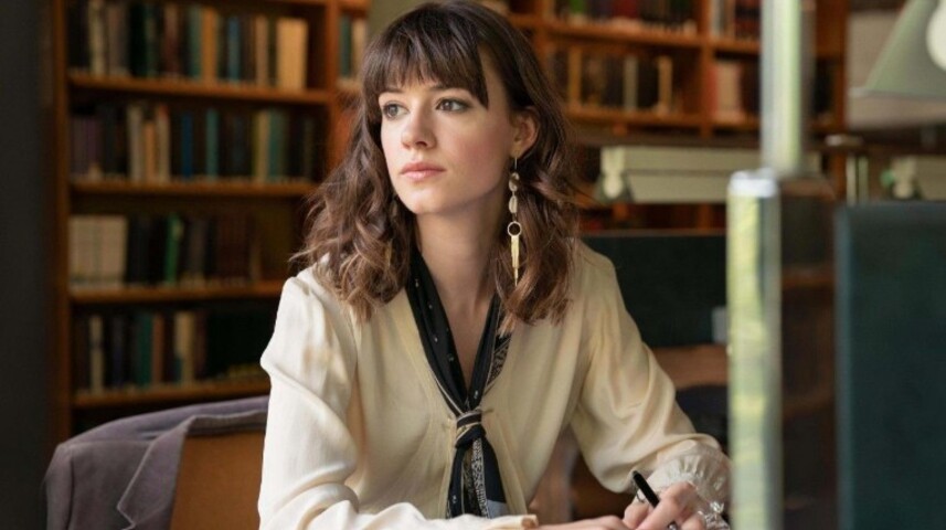 Com direção de Georgia Oakley (“Blue Jean”) e roteiro adaptado por Diana Reid, o filme terá como protagonistas Daisy Edgar-Jones (“Normal People” - na foto) e Esme Creed-Miles (“Névoa Prateada”), na pele das irmãs Elinor e Marienne Dashwood, respectivamente. 
