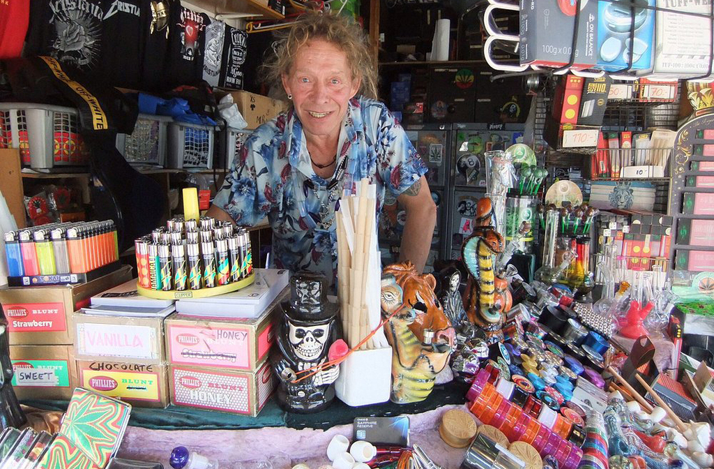 O comércio em Christiania é baseado em criatividade e artesanato, com lojas vendendo roupas alternativas, lembranças e obras de arte produzidas pelos moradores. Essa economia interna fortalece a identidade cultural e gera renda sustentável, enquanto o consumo é visto como parte da experiência de visita ao local.