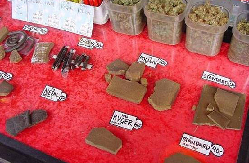 A famosa Pusher Street é conhecida pelo comércio de cannabis, tema polêmico que marca a identidade do bairro. Apesar das tentativas do governo de controlar a prática, ela continua presente. A rua é decorada com arte e cores, mas também é alvo de debates sobre legalização. É, aliás, um dos pontos mais controversos de Christiania.