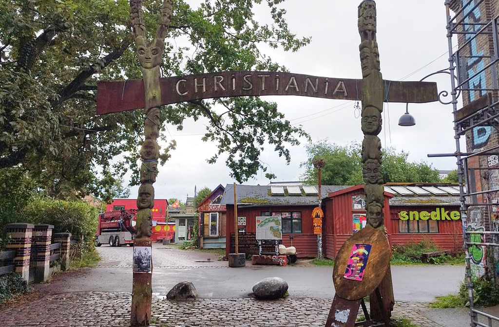 Freetown Christiania é uma comunidade autônoma fundada em 1971 em Copenhague, Dinamarca. Com cerca de mil habitantes, tornou-se símbolo de contracultura, liberdade e experimentação social. Suas ruas coloridas, repletas de murais e arte urbana, refletem o espírito criativo e contestador. Visitá-la é mergulhar em um espaço que desafia convenções e inspira debates sobre autonomia e coletividade.