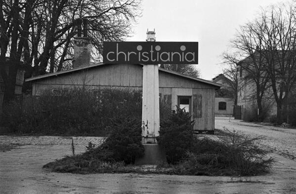 Christiania nasceu quando um grupo de moradores ocupou terrenos militares abandonados em 1971, transformando-os em espaço comunitário alternativo. O movimento foi impulsionado por artistas, hippies e jovens que desejavam experimentar novas formas de convivência. Reconhecida mundialmente, é ao mesmo tempo bairro, manifesto e laboratório social. 
