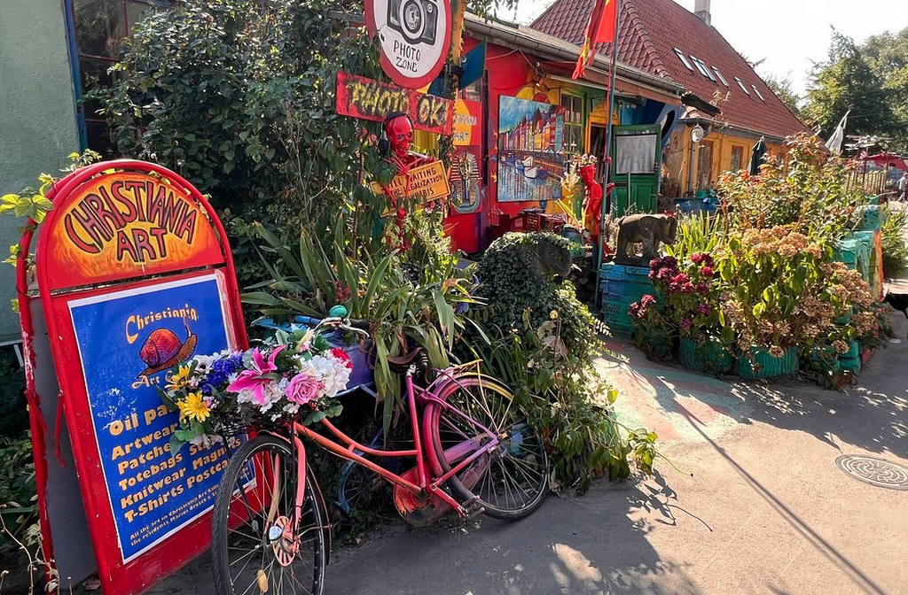 A comunidade abriga cerca de mil residentes, que vivem em casas autoconstruídas e coletivas, com forte senso de vizinhança e cooperação. Muitos moradores, aliás, se dedicam a projetos culturais, ecológicos e sociais, reforçando o espírito comunitário. A diversidade é marcante, com estilos de vida que vão do minimalismo ao experimentalismo. 