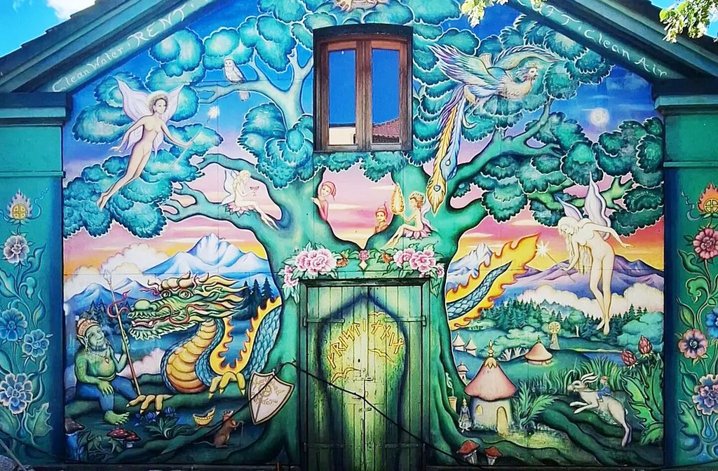 Murais coloridos, esculturas improvisadas e grafites que cobrem paredes e ruas fazem parte da paisagem. A arte é usada como forma de expressão política e cultural, refletindo ideais de liberdade e resistência. Cada esquina revela uma obra diferente, transformando a região em um museu vivo. Visitantes, por sua vez, encontram desde pinturas psicodélicas até instalações provocativas.
