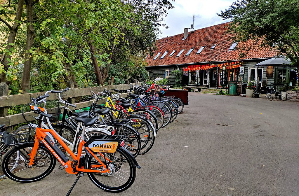 Christiania estabeleceu normas internas que diferem das leis dinamarquesas, como a proibição de carros, armas e drogas pesadas. O objetivo é preservar a paz e a sustentabilidade do espaço. Decisões são tomadas coletivamente em assembleias, reforçando a ideia de autogestão. Essas regras criam um ambiente alternativo que desafia a lógica tradicional de governo.