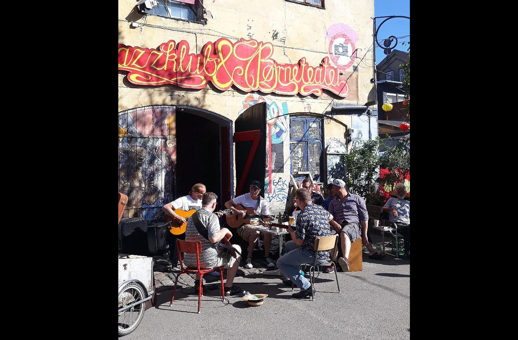 A música é central em Christiania, com shows de jazz, rock alternativo e reggae acontecendo regularmente. Espaços como o “Jazz Club” e o “Loppen”, por exemplo, são famosos por receber artistas locais e internacionais. O som é parte da vida cotidiana, reforçando o espírito boêmio e criativo. Festivais e eventos musicais atraem, portanto, visitantes de toda a Europa.