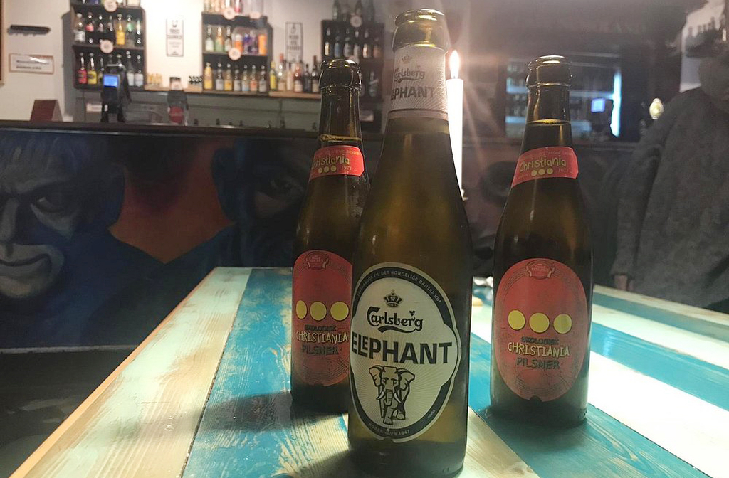 Os cafés e bares são pontos de encontro vibrantes, oferecendo culinária simples e atmosfera descontraída. Muitos estabelecimentos funcionam em construções improvisadas, decoradas com arte local. É comum encontrar música ao vivo e debates culturais nesses espaços. Eles reforçam o caráter comunitário e acolhedor da região.