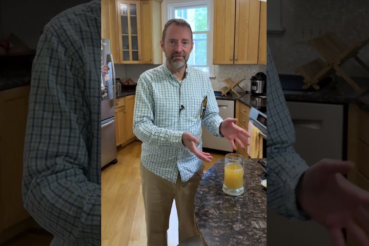 Buck argumenta que, como fez tudo em casa e fora do horário de trabalho, trata-se de sua vida particular.